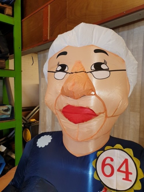 Indoor Sarah zittend op stoel 2,3m